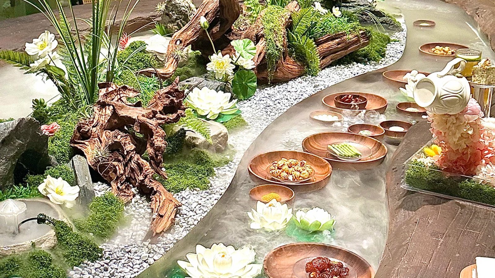 Curved-stream cups set along a winding water course, the origin of the Chinese gathering